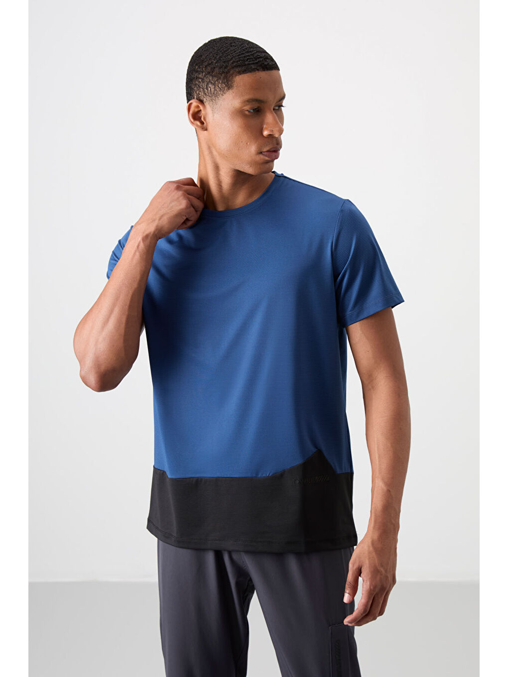 Mavi Parlament Polyester Nefes Alan Dokulu İnce Esnek Standart Fit Erkek Performans Tişört - 88383-4