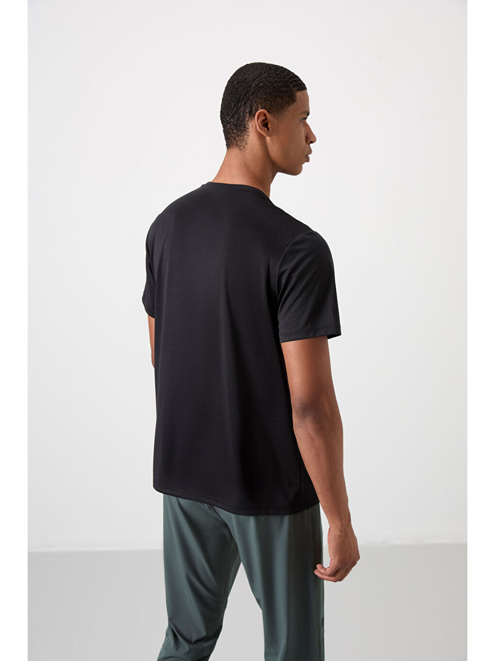 Siyah Polyester Nefes Alan Dokulu İnce Esnek Standart Fit Erkek Performans Tişört - 88385-4