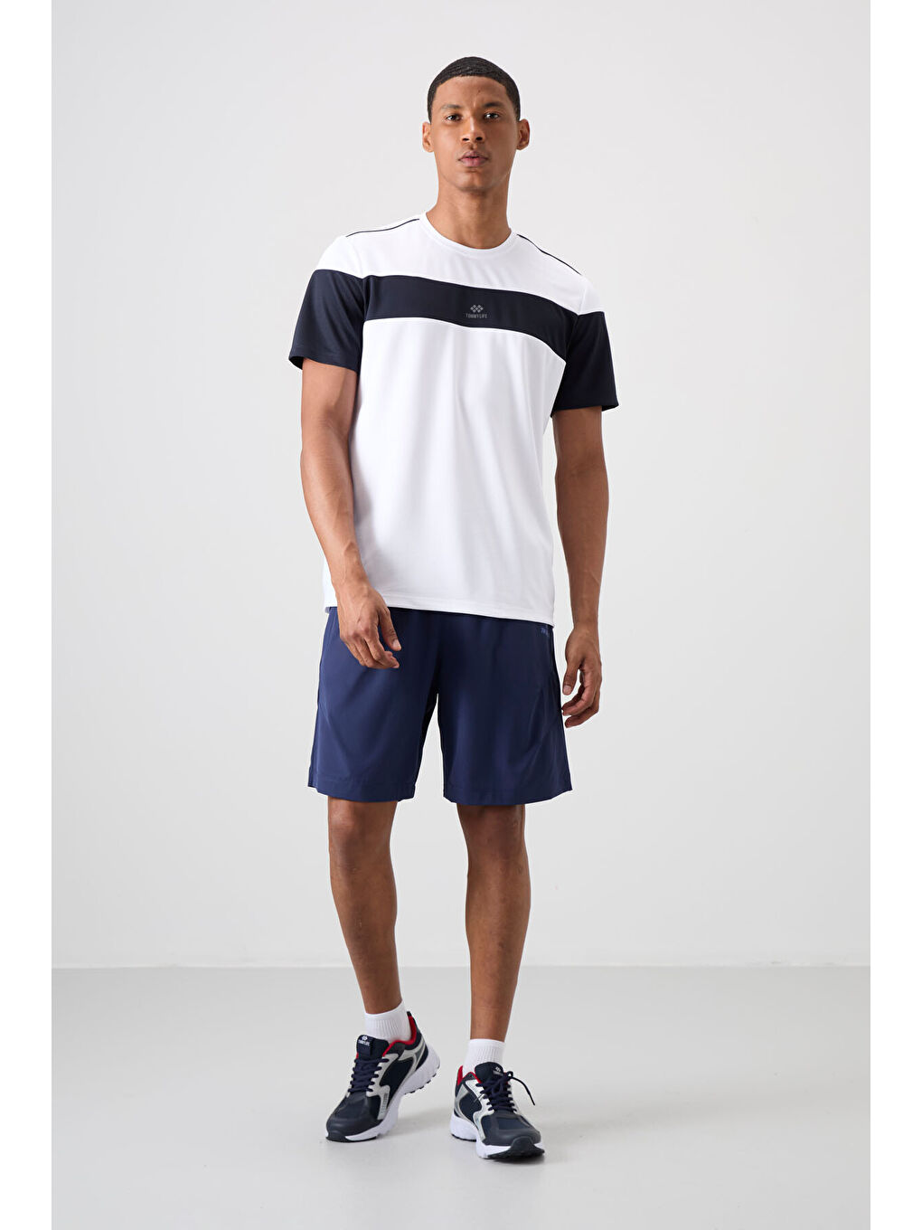 Beyaz Polyester Nefes Alan Dokulu İnce Esnek Standart Fit Erkek Performans Tişört - 88396-1