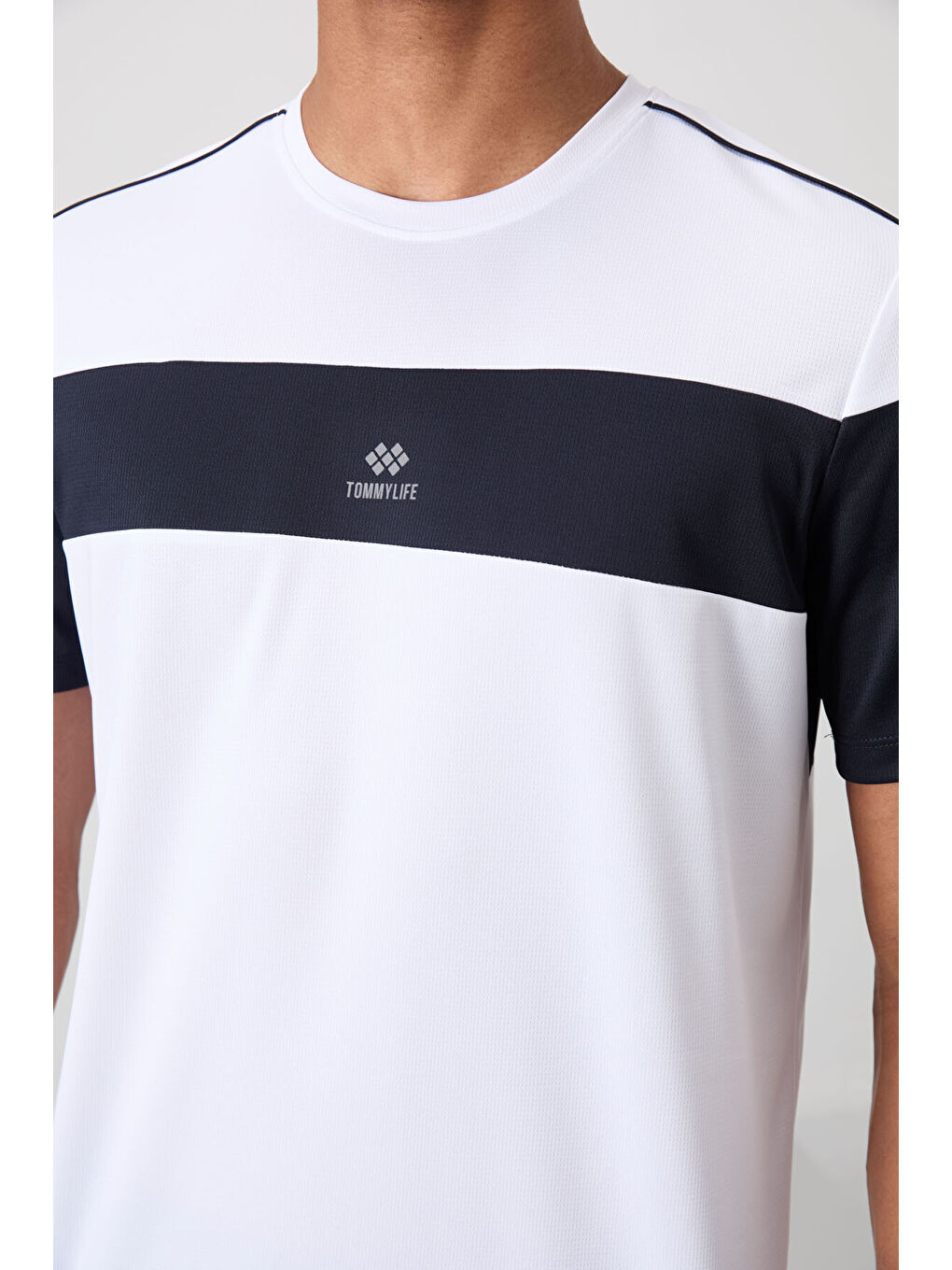 Beyaz Polyester Nefes Alan Dokulu İnce Esnek Standart Fit Erkek Performans Tişört - 88396-2