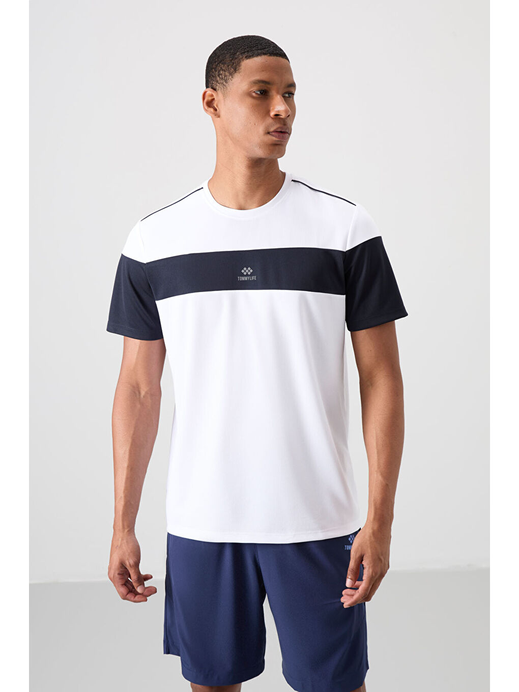 Beyaz Polyester Nefes Alan Dokulu İnce Esnek Standart Fit Erkek Performans Tişört - 88396-3