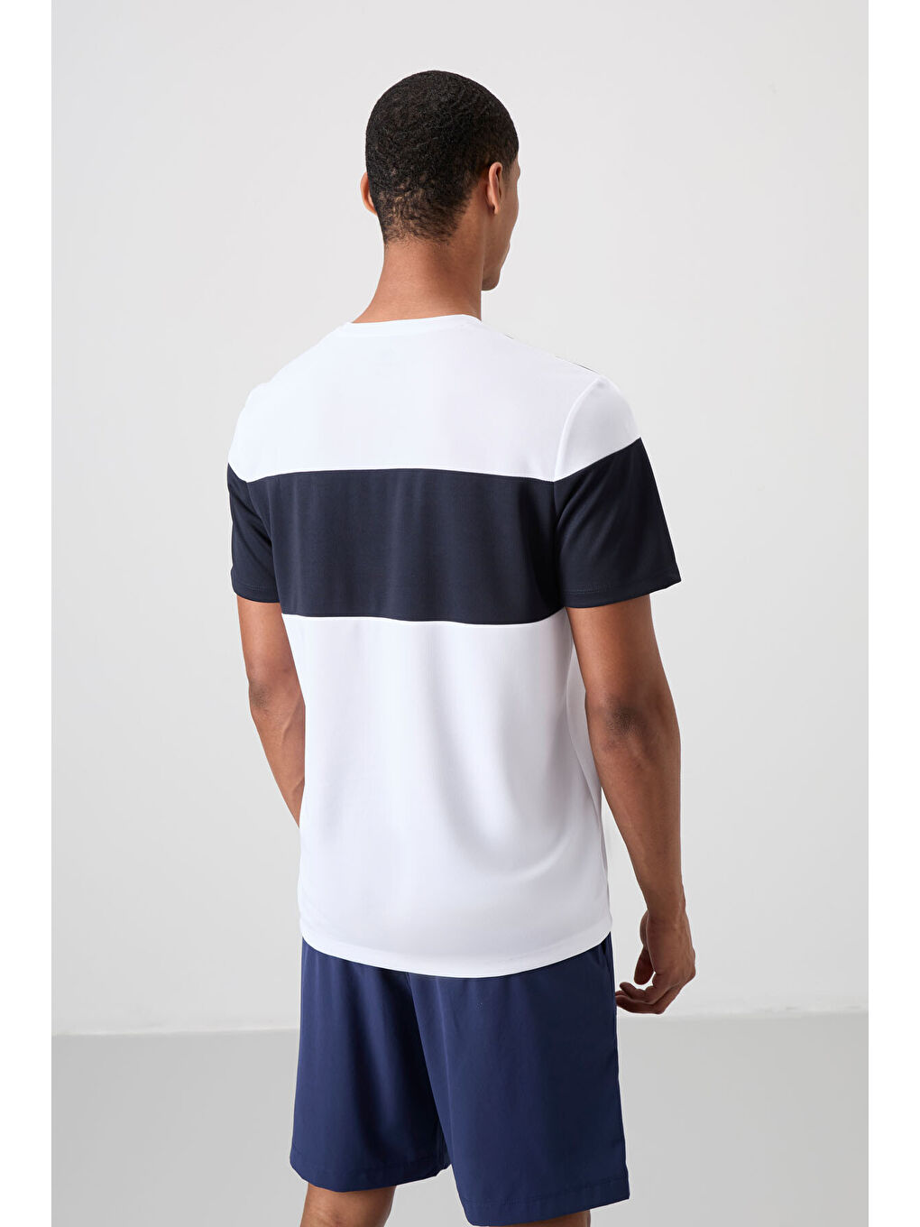 Beyaz Polyester Nefes Alan Dokulu İnce Esnek Standart Fit Erkek Performans Tişört - 88396-4