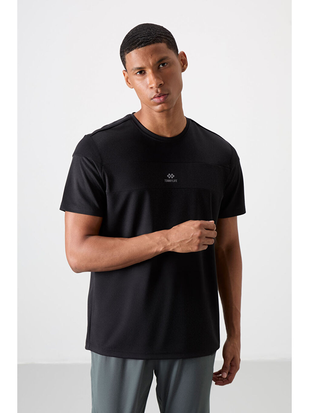 Siyah Polyester Nefes Alan Dokulu İnce Esnek Standart Fit Erkek Performans Tişört - 88396