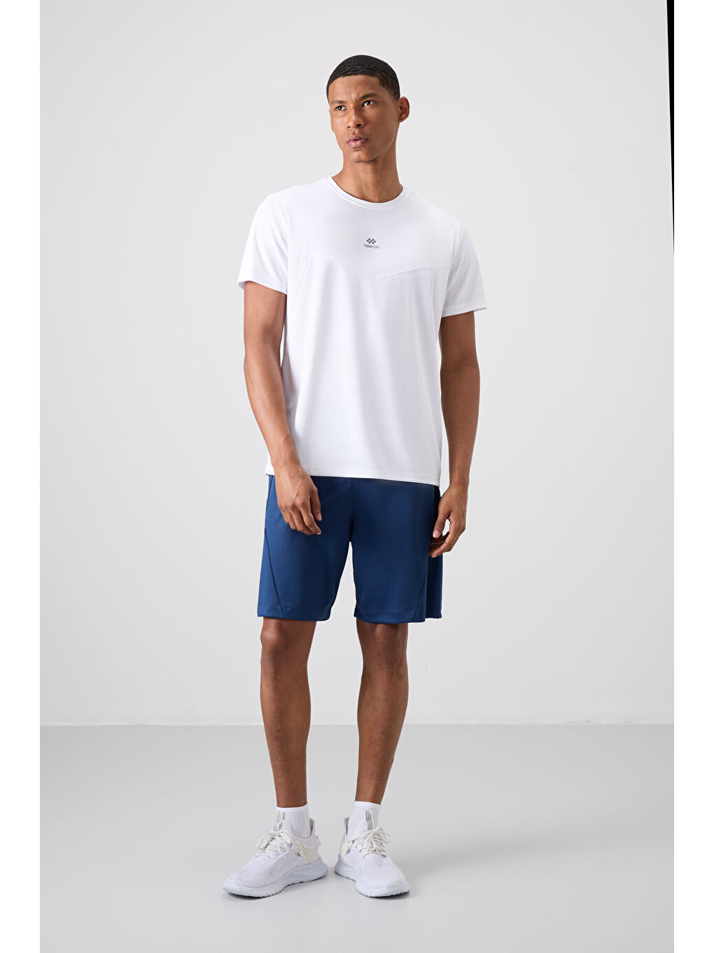 Beyaz Polyester Nefes Alan Dokulu İnce Esnek Standart Fit Erkek Performans Tişört - 88391-1