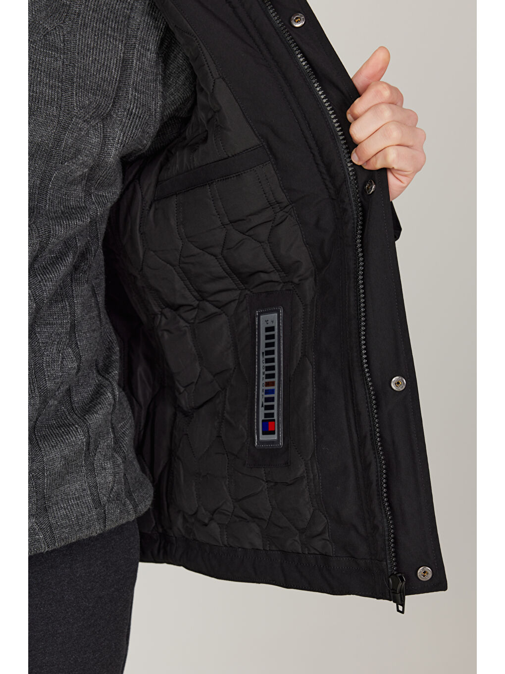 Erkek Siyah Standart Fit Normal Kesim Rüzgar Geçirmez Termometreli Sıcak Tutan Kapüşonlu Mont Kaban-3