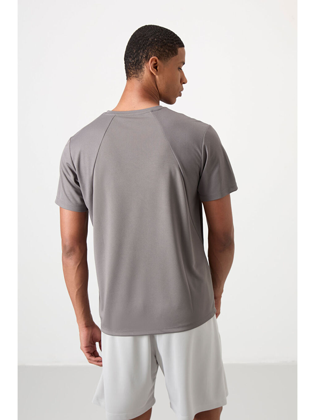 Koyu Gri Polyester Nefes Alan Dokulu İnce Esnek Standart Fit Erkek Performans Tişört - 88391-4