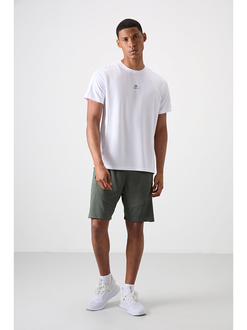 Beyaz Polyester Nefes Alan Dokulu İnce Esnek Standart Fit Erkek Performans Tişört - 88390-1