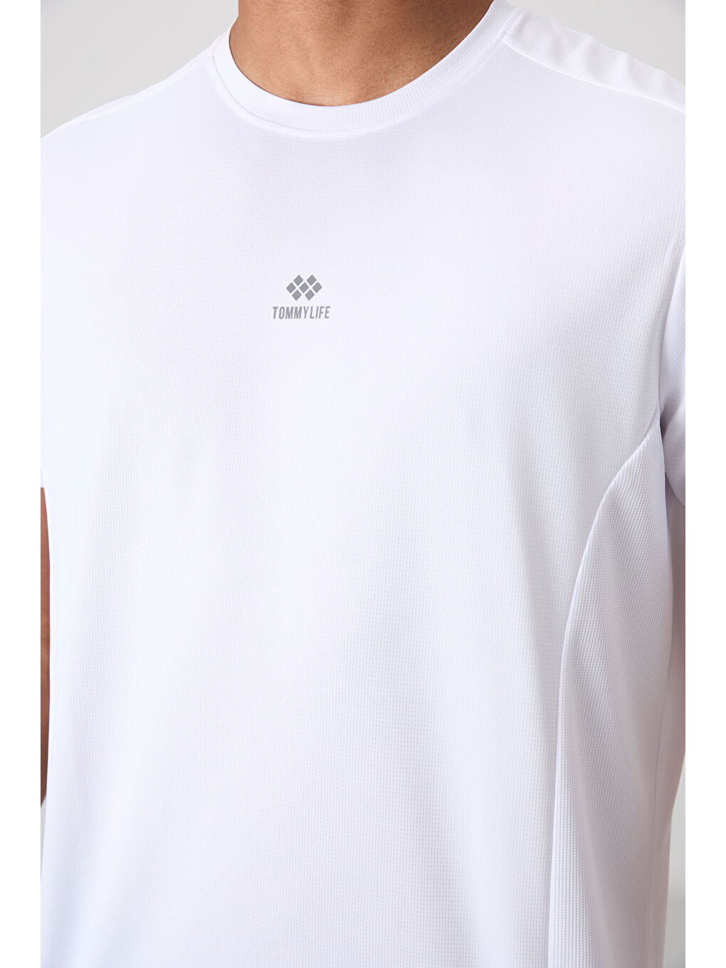 Beyaz Polyester Nefes Alan Dokulu İnce Esnek Standart Fit Erkek Performans Tişört - 88390-2