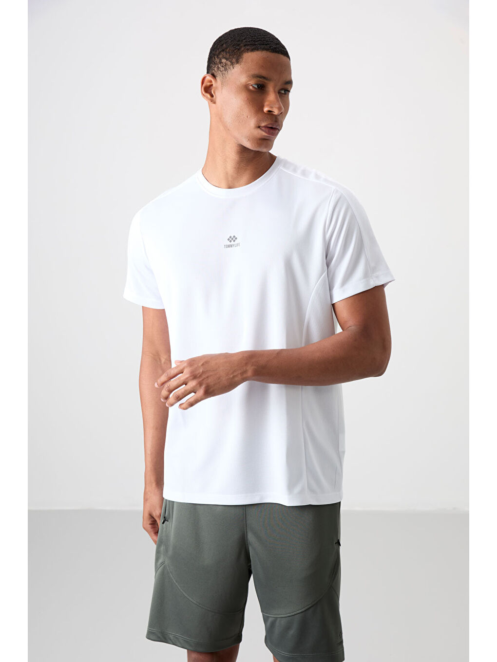 Beyaz Polyester Nefes Alan Dokulu İnce Esnek Standart Fit Erkek Performans Tişört - 88390-3