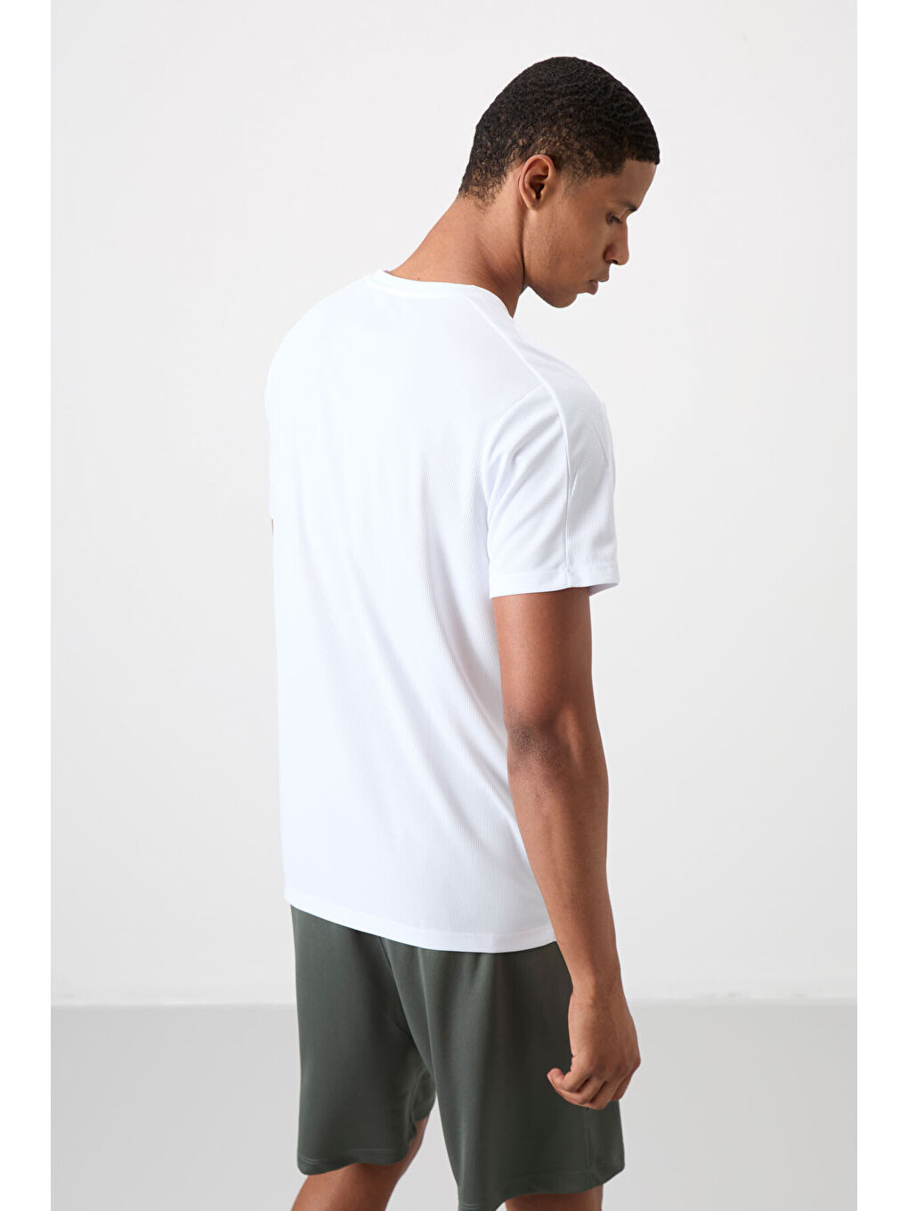 Beyaz Polyester Nefes Alan Dokulu İnce Esnek Standart Fit Erkek Performans Tişört - 88390-4