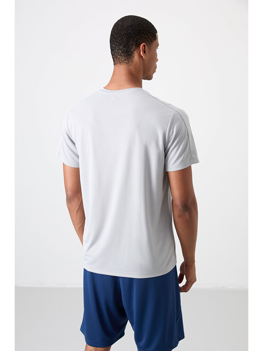 Gri Polyester Nefes Alan Dokulu İnce Esnek Standart Fit Erkek Performans Tişört - 88390-4