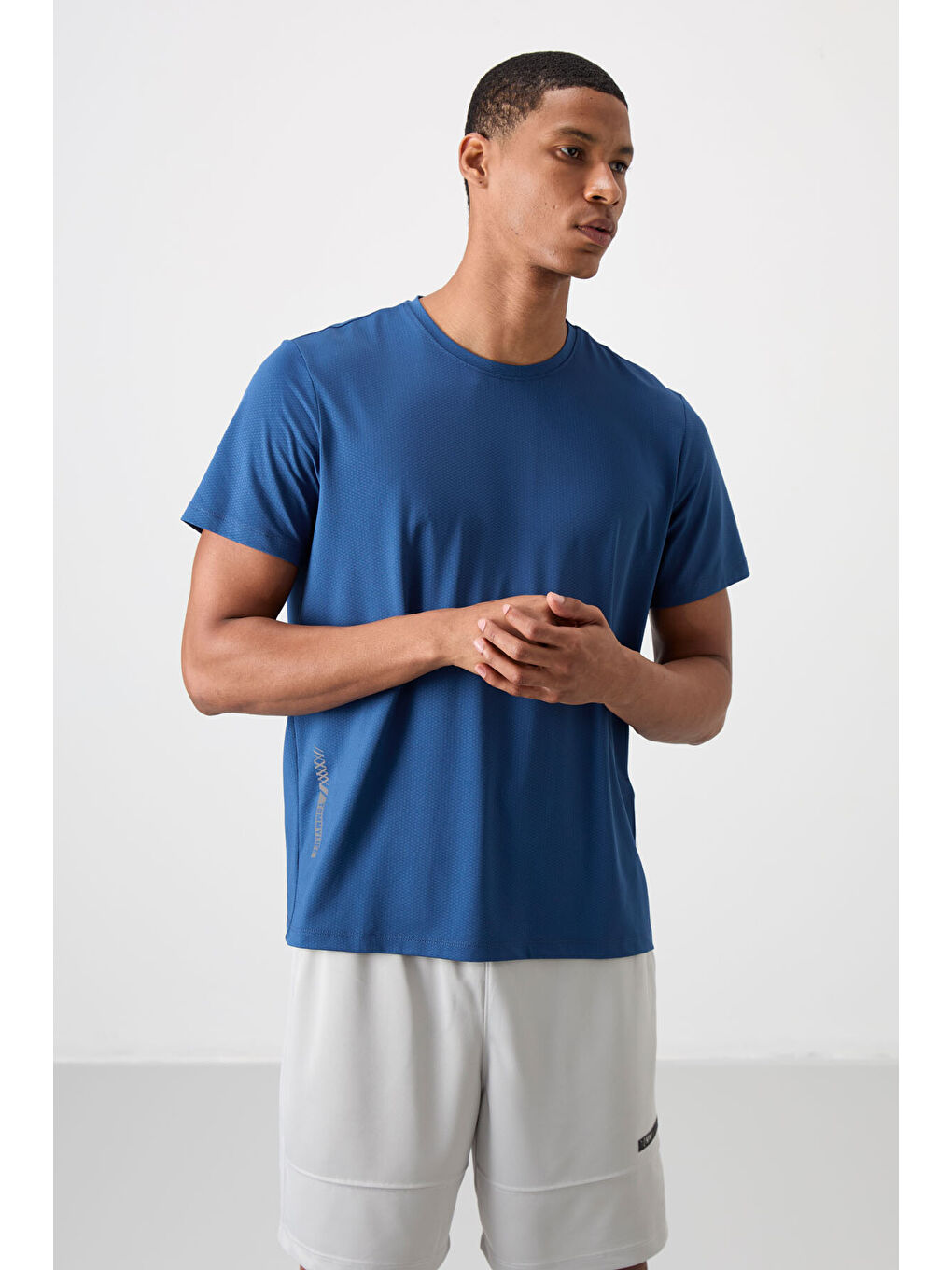 Mavi Parlament Polyester Nefes Alan Dokulu İnce Esnek Standart Fit Erkek Performans Tişört - 88388-3