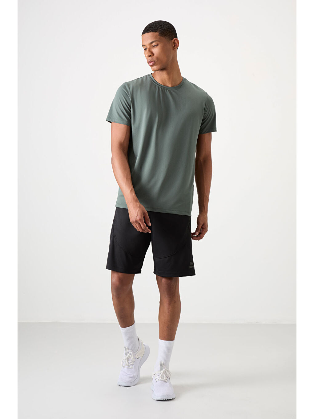 Haki Polyester Nefes Alan Dokulu İnce Esnek Standart Fit Erkek Performans Tişört - 88388-1