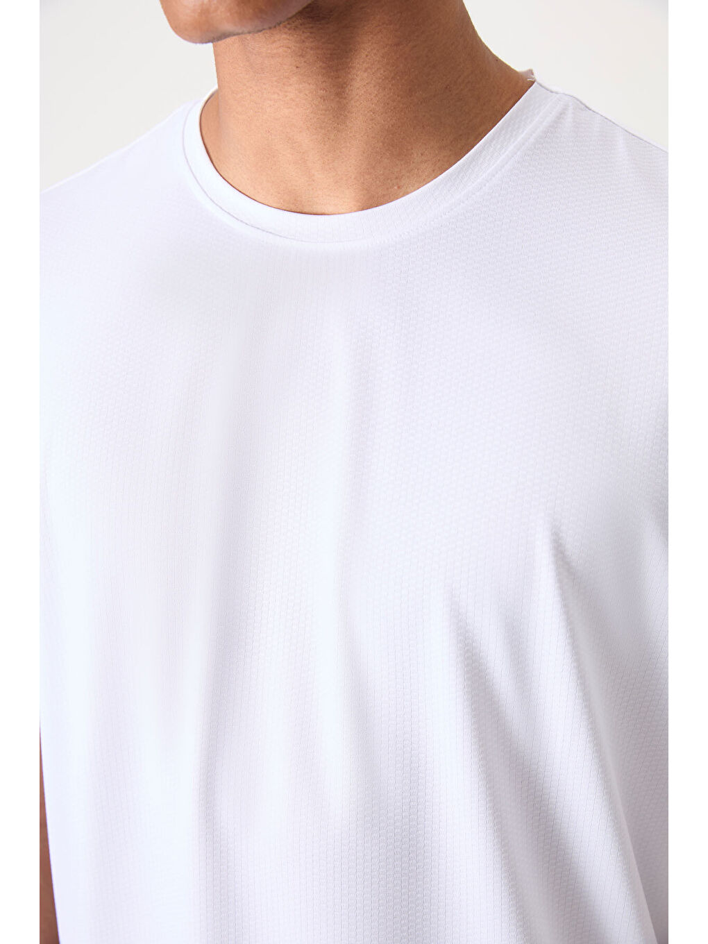 Beyaz Polyester Nefes Alan Dokulu İnce Esnek Standart Fit Erkek Performans Tişört - 88388-2