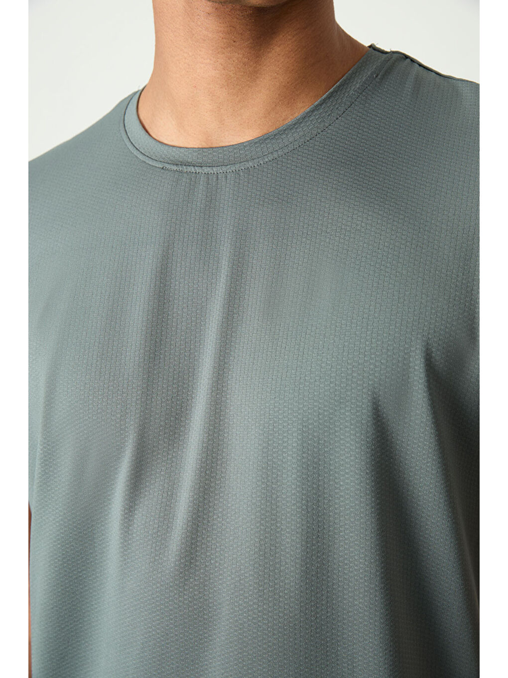 Haki Polyester Nefes Alan Dokulu İnce Esnek Standart Fit Erkek Performans Tişört - 88388-2