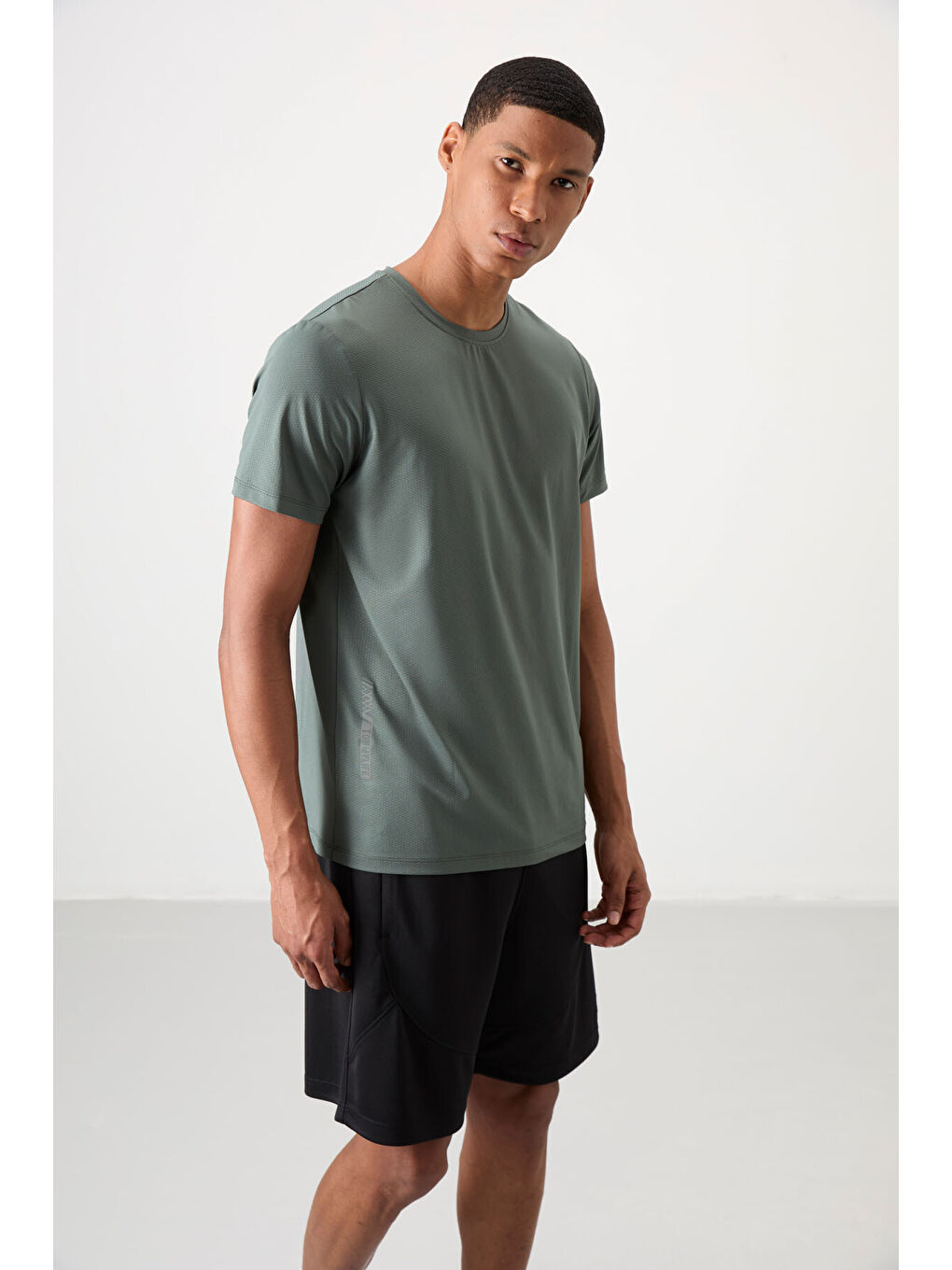 Haki Polyester Nefes Alan Dokulu İnce Esnek Standart Fit Erkek Performans Tişört - 88388-3