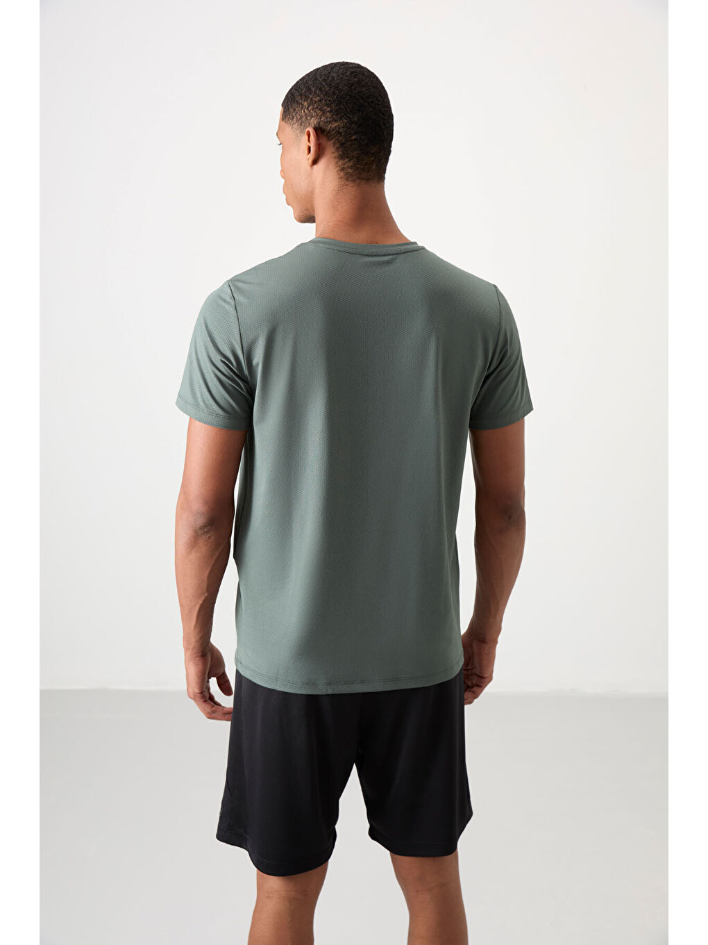 Haki Polyester Nefes Alan Dokulu İnce Esnek Standart Fit Erkek Performans Tişört - 88388-4