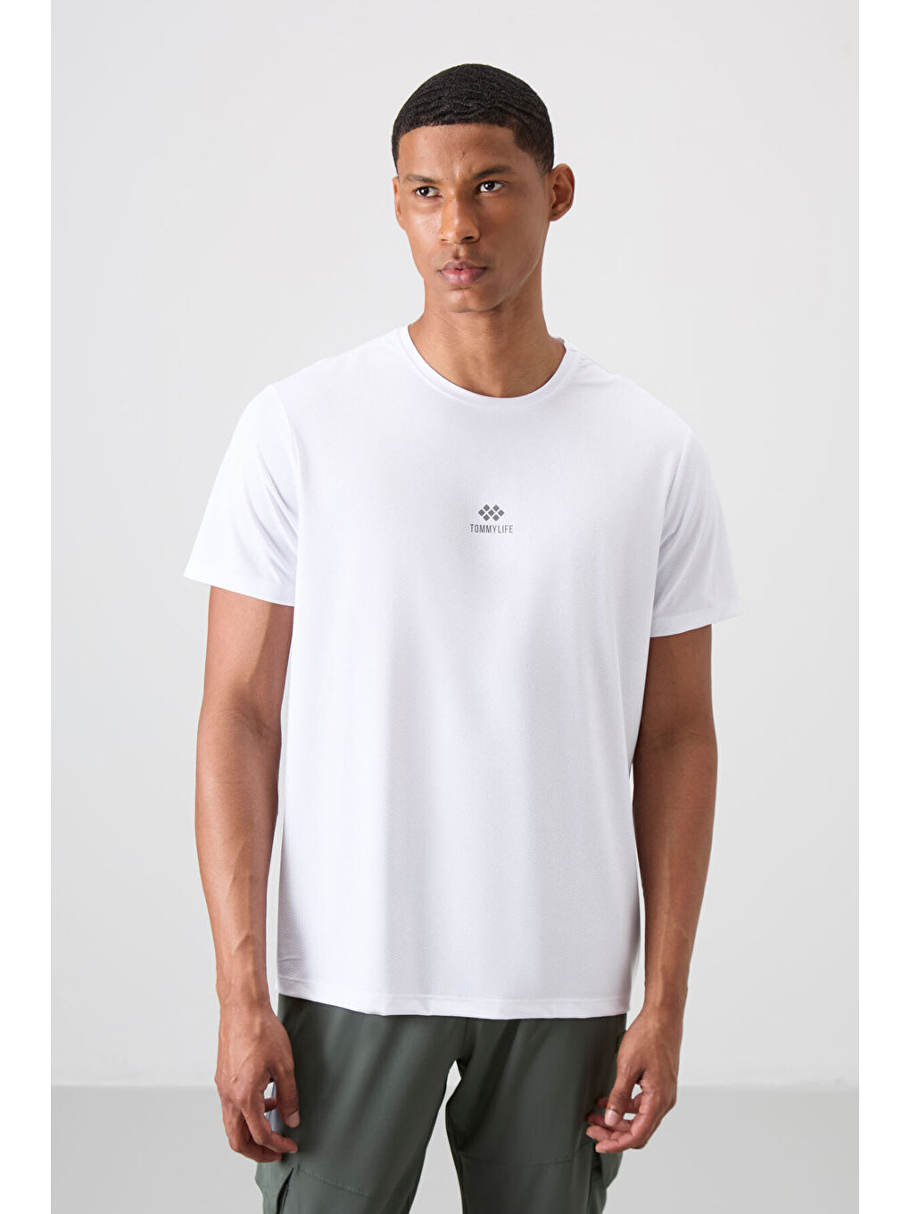 Beyaz Polyester Nefes Alan Dokulu İnce Esnek Standart Fit Erkek Performans Tişört - 88387