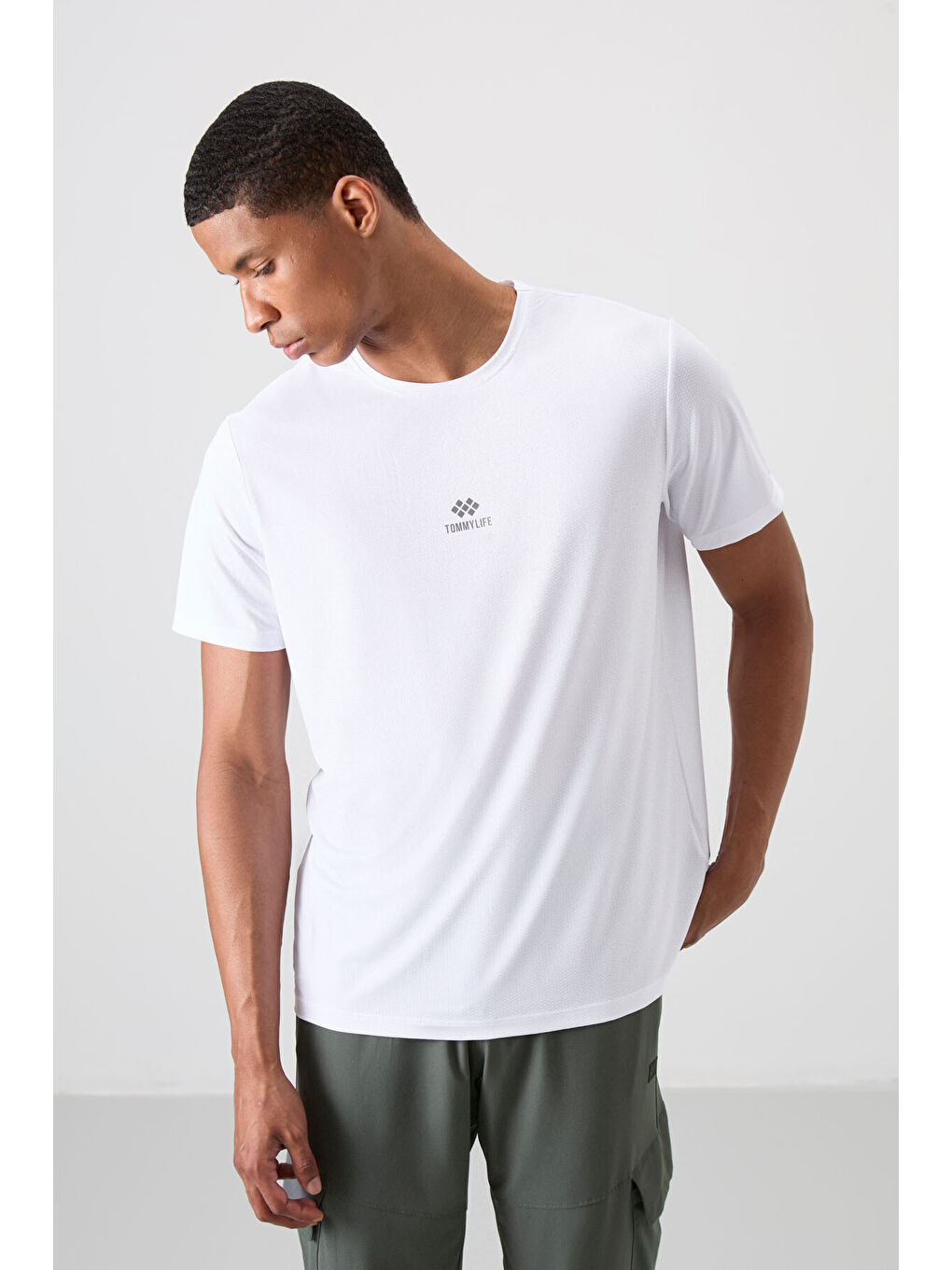 Beyaz Polyester Nefes Alan Dokulu İnce Esnek Standart Fit Erkek Performans Tişört - 88387-3