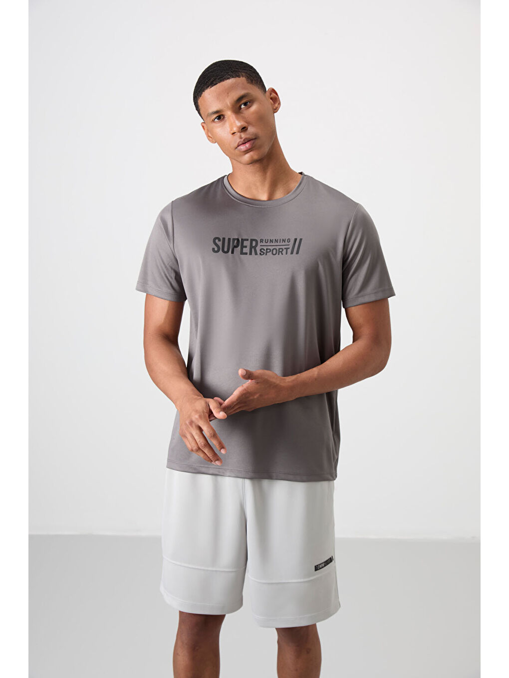 Koyu Gri Polyester Nefes Alan Dokulu İnce Esnek Standart Fit Erkek Performans Tişört - 88385-3