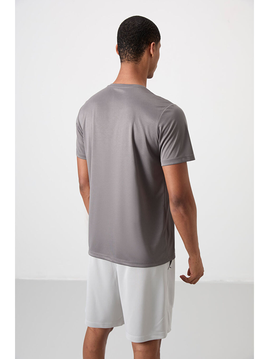 Koyu Gri Polyester Nefes Alan Dokulu İnce Esnek Standart Fit Erkek Performans Tişört - 88385-4