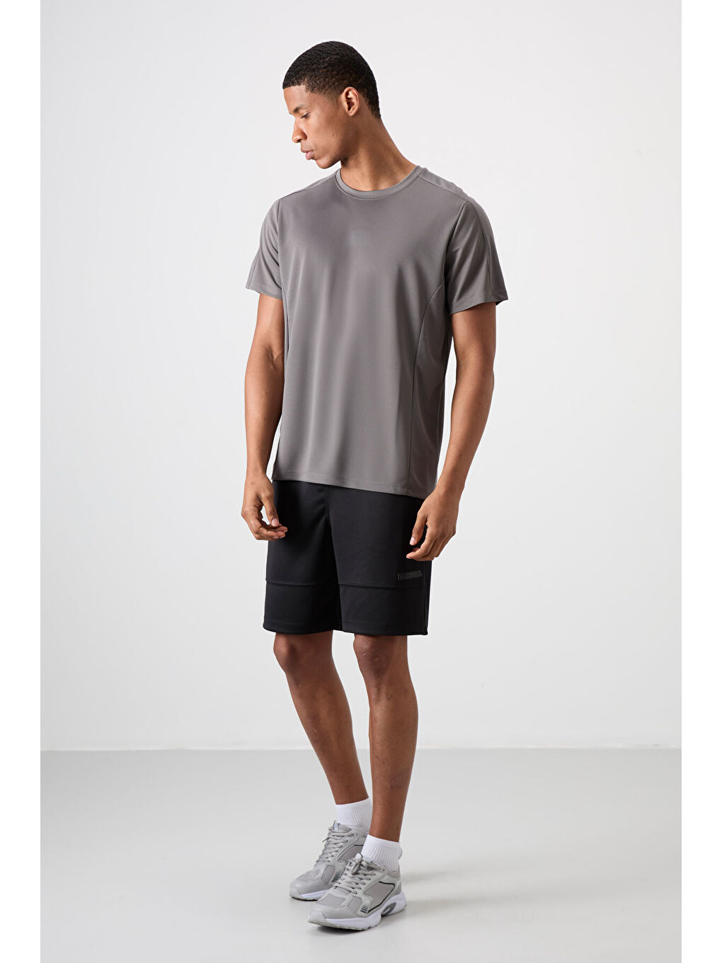 Koyu Gri Polyester Nefes Alan Dokulu İnce Esnek Standart Fit Erkek Performans Tişört - 88390-1