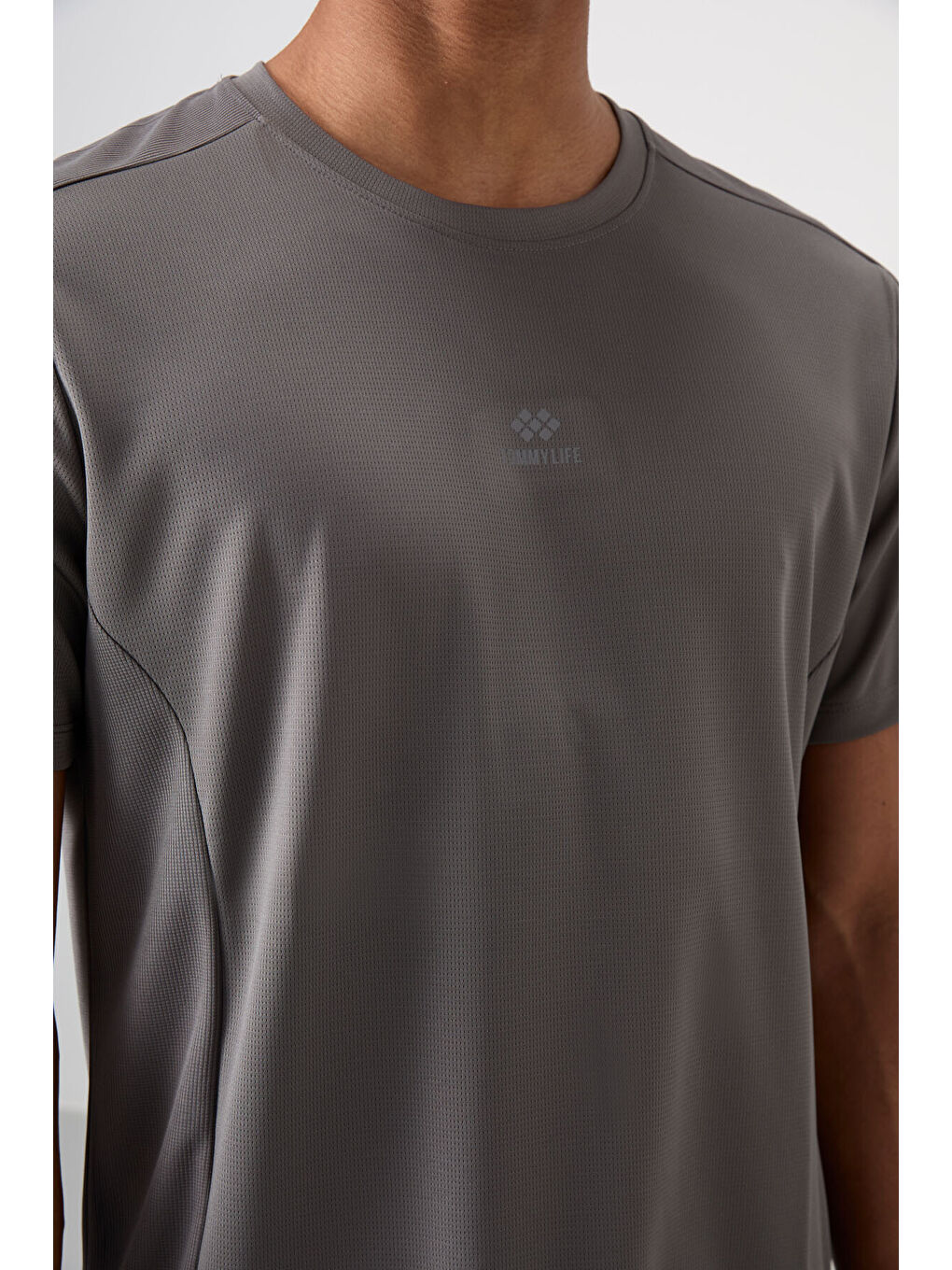 Koyu Gri Polyester Nefes Alan Dokulu İnce Esnek Standart Fit Erkek Performans Tişört - 88390-2