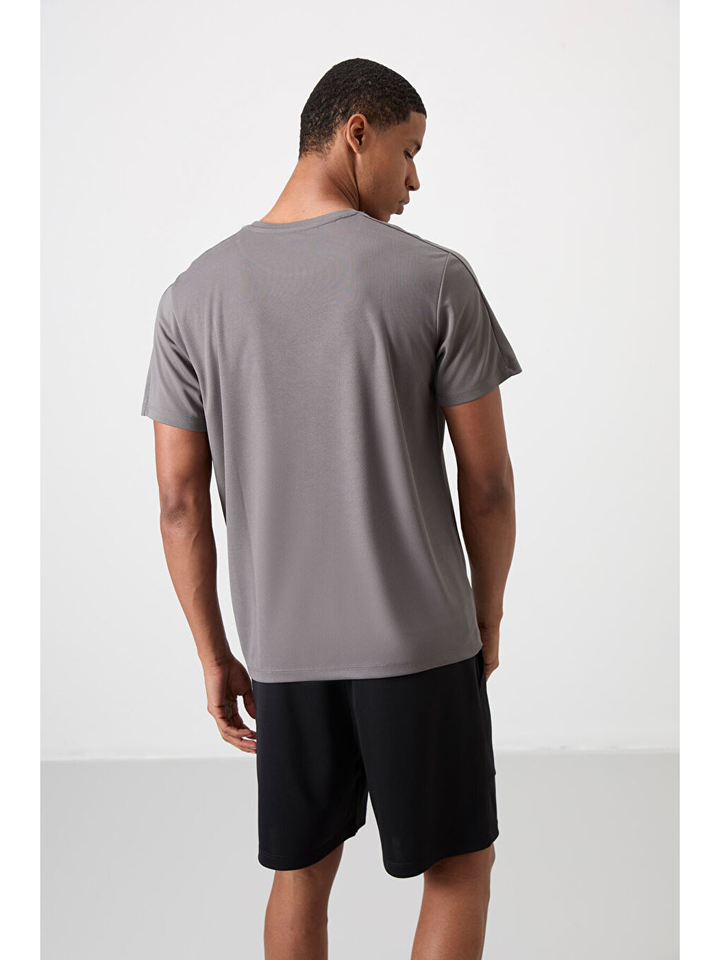 Koyu Gri Polyester Nefes Alan Dokulu İnce Esnek Standart Fit Erkek Performans Tişört - 88390-4
