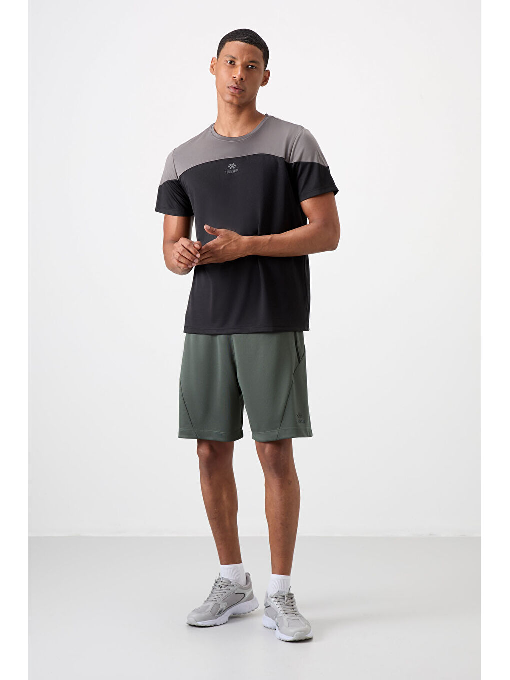 Siyah Polyester Nefes Alan Dokulu İnce Esnek Standart Fit Erkek Performans Tişört - 88386-2