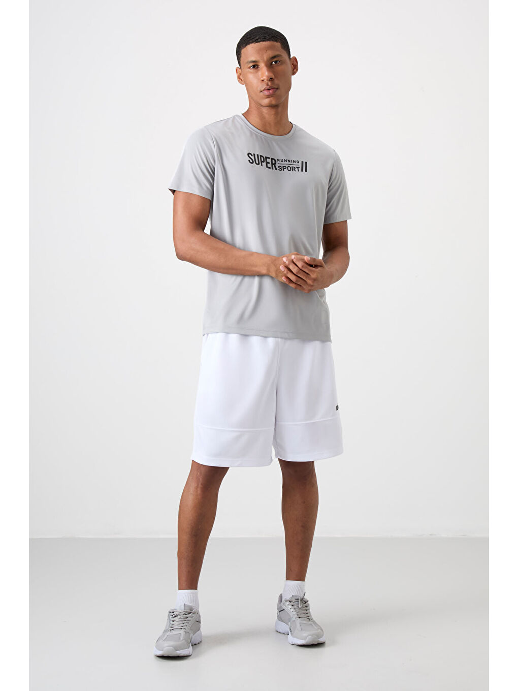 Gri Polyester Nefes Alan Dokulu İnce Esnek Standart Fit Erkek Performans Tişört - 88385-1