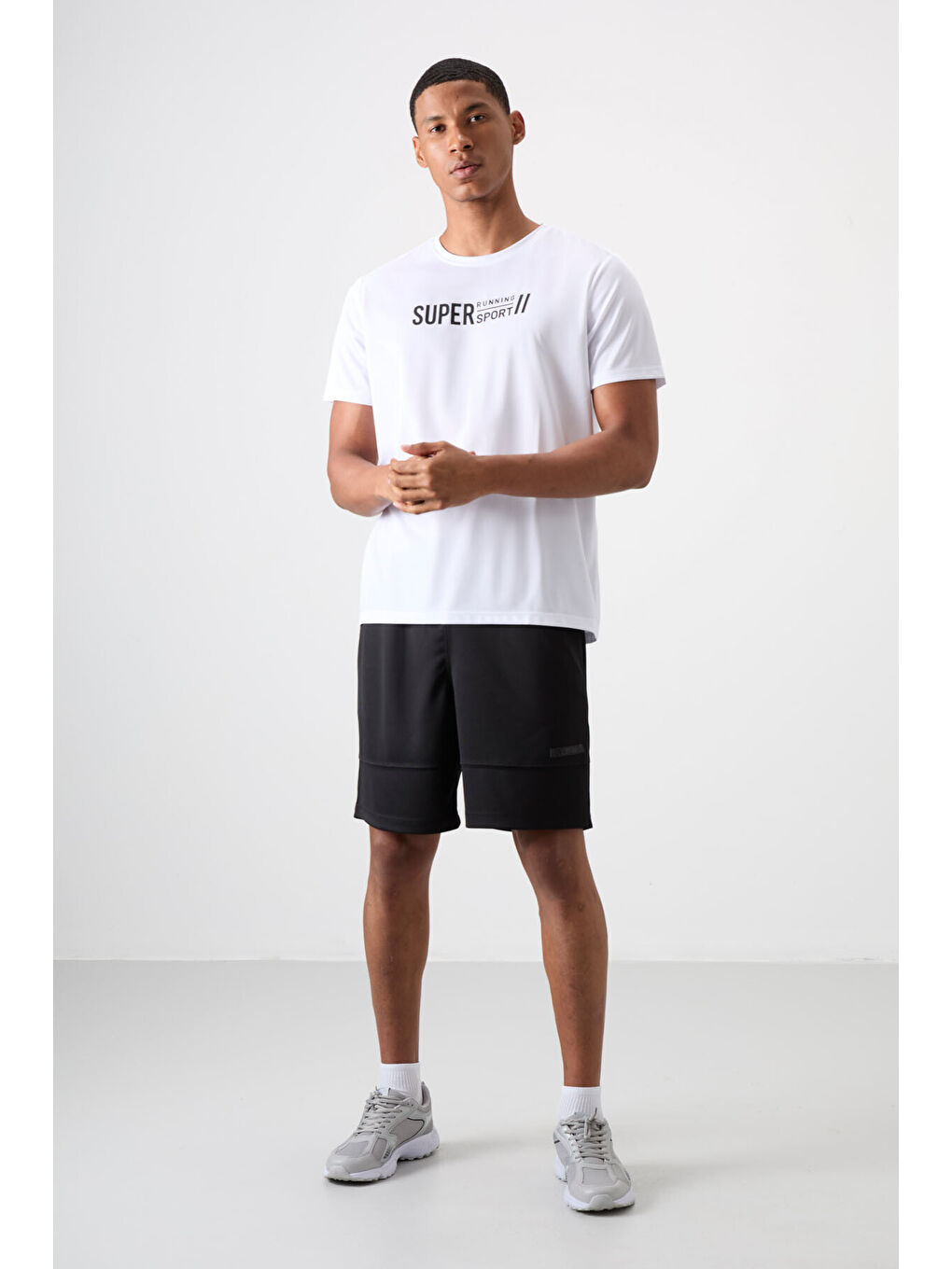 Beyaz Polyester Nefes Alan Dokulu İnce Esnek Standart Fit Erkek Performans Tişört - 88385-1