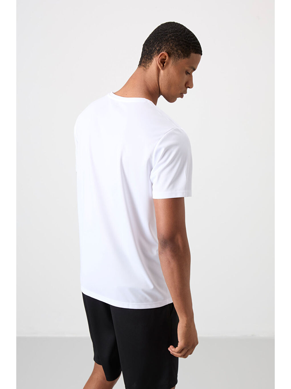 Beyaz Polyester Nefes Alan Dokulu İnce Esnek Standart Fit Erkek Performans Tişört - 88385-4