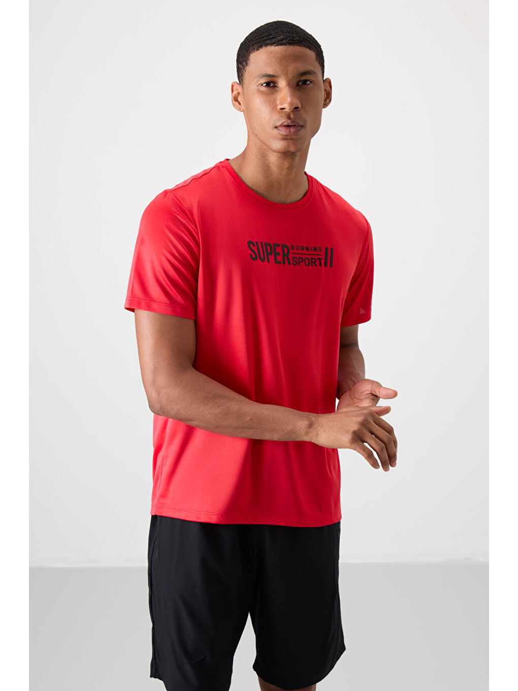 Kırmızı Polyester Nefes Alan Dokulu İnce Esnek Standart Fit Erkek Performans Tişört - 88385-3