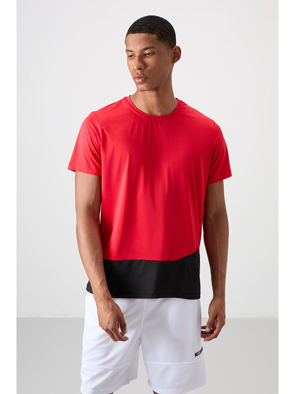 Kırmızı Polyester Nefes Alan Dokulu İnce Esnek Standart Fit Erkek Performans Tişört - 88383-3