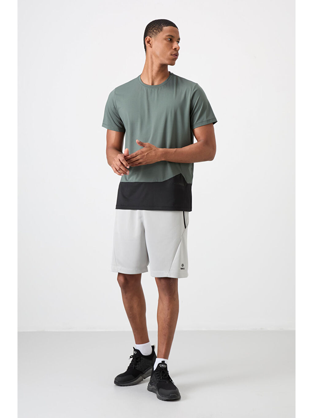 Haki Polyester Nefes Alan Dokulu İnce Esnek Standart Fit Erkek Performans Tişört - 88383-1