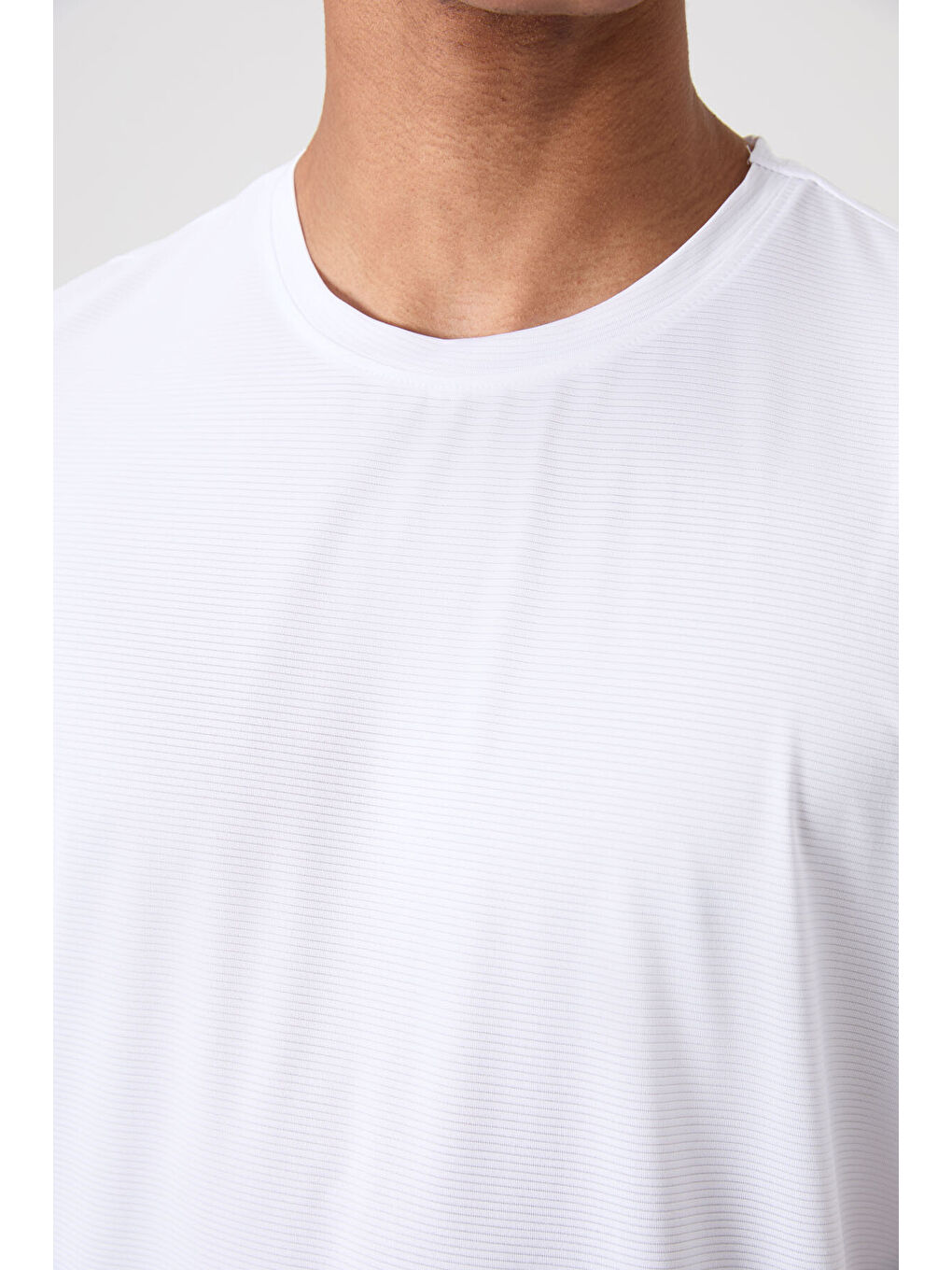 Beyaz Polyester Nefes Alan Dokulu İnce Esnek Standart Fit Erkek Performans Tişört - 88383-2