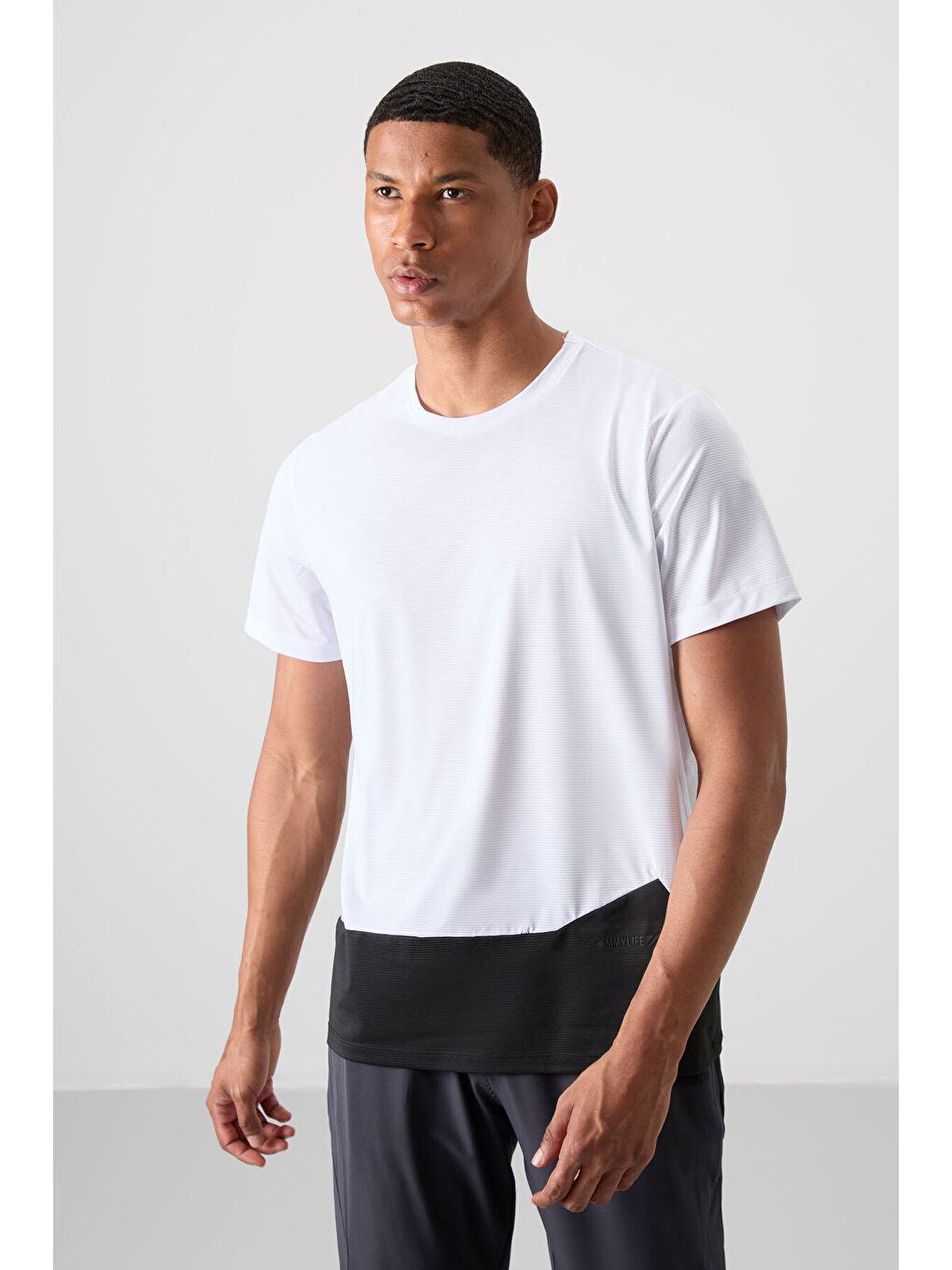 Beyaz Polyester Nefes Alan Dokulu İnce Esnek Standart Fit Erkek Performans Tişört - 88383-3