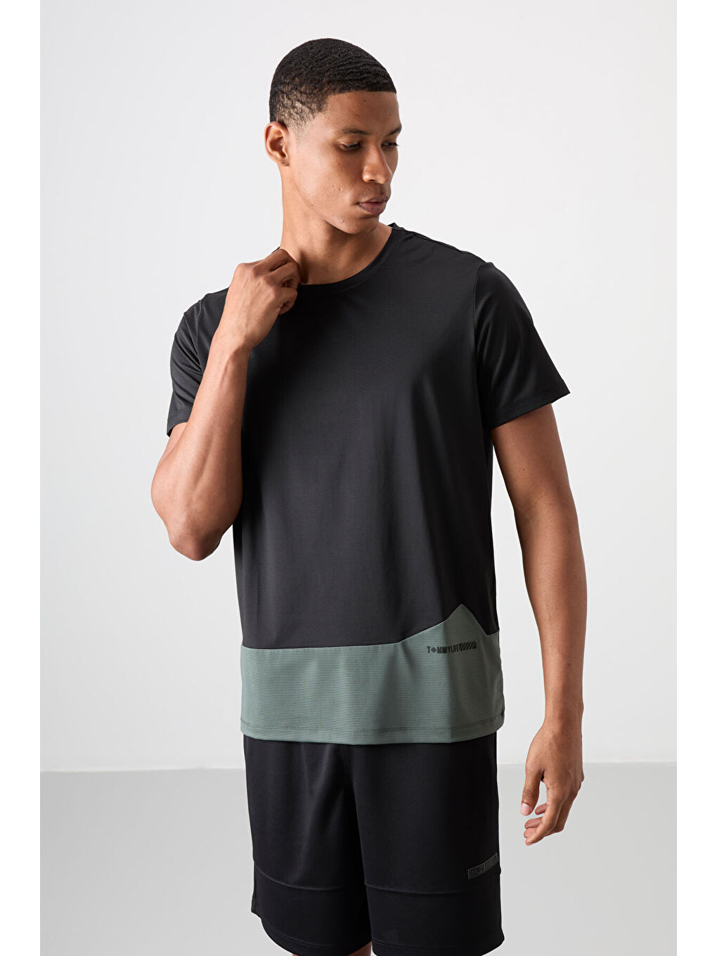 Siyah Polyester Nefes Alan Dokulu İnce Esnek Standart Fit Erkek Performans Tişört - 88383