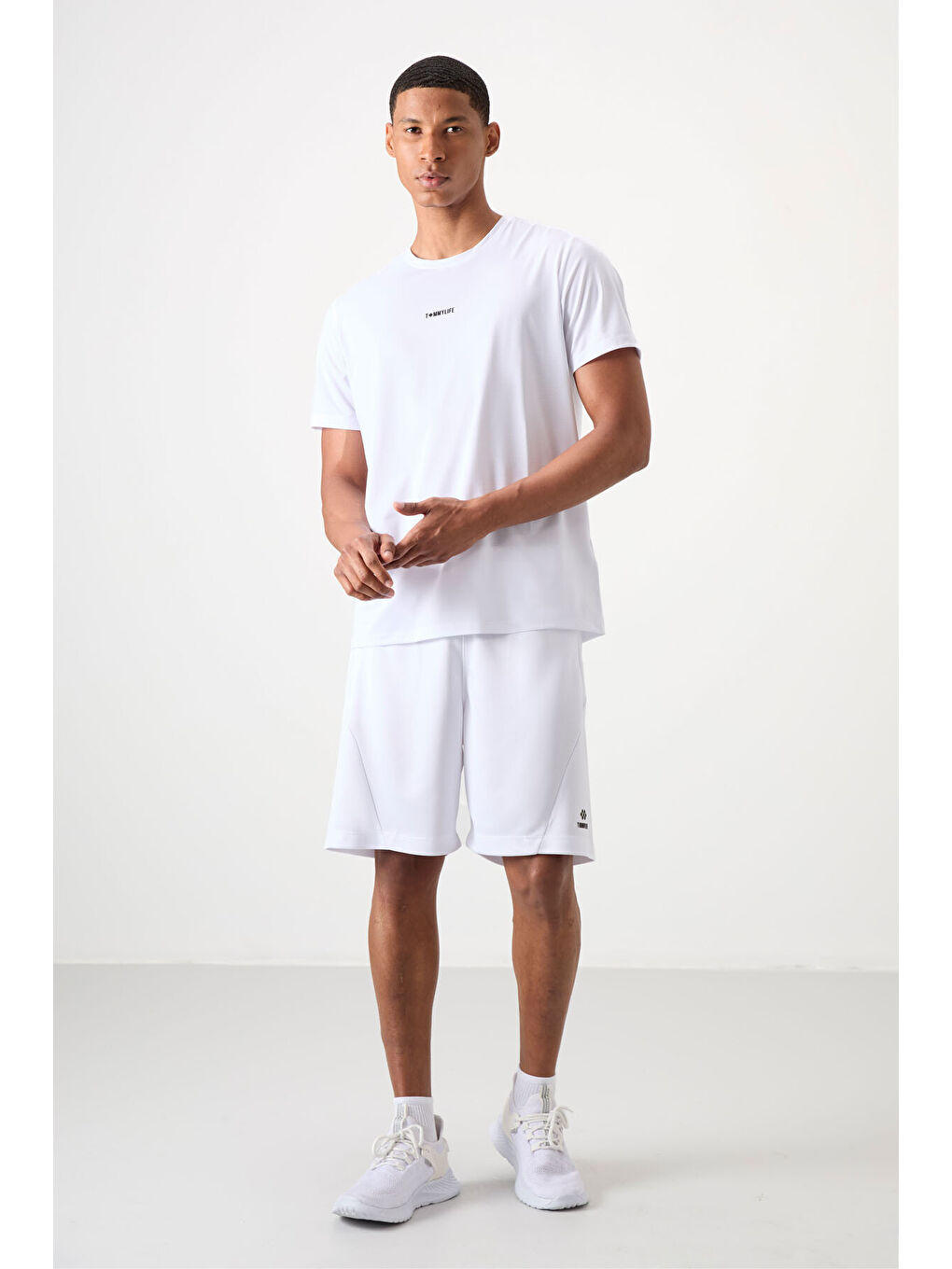 Beyaz Polyester Nefes Alan Dokulu İnce Esnek Standart Fit Erkek Performans Tişört - 88384-3