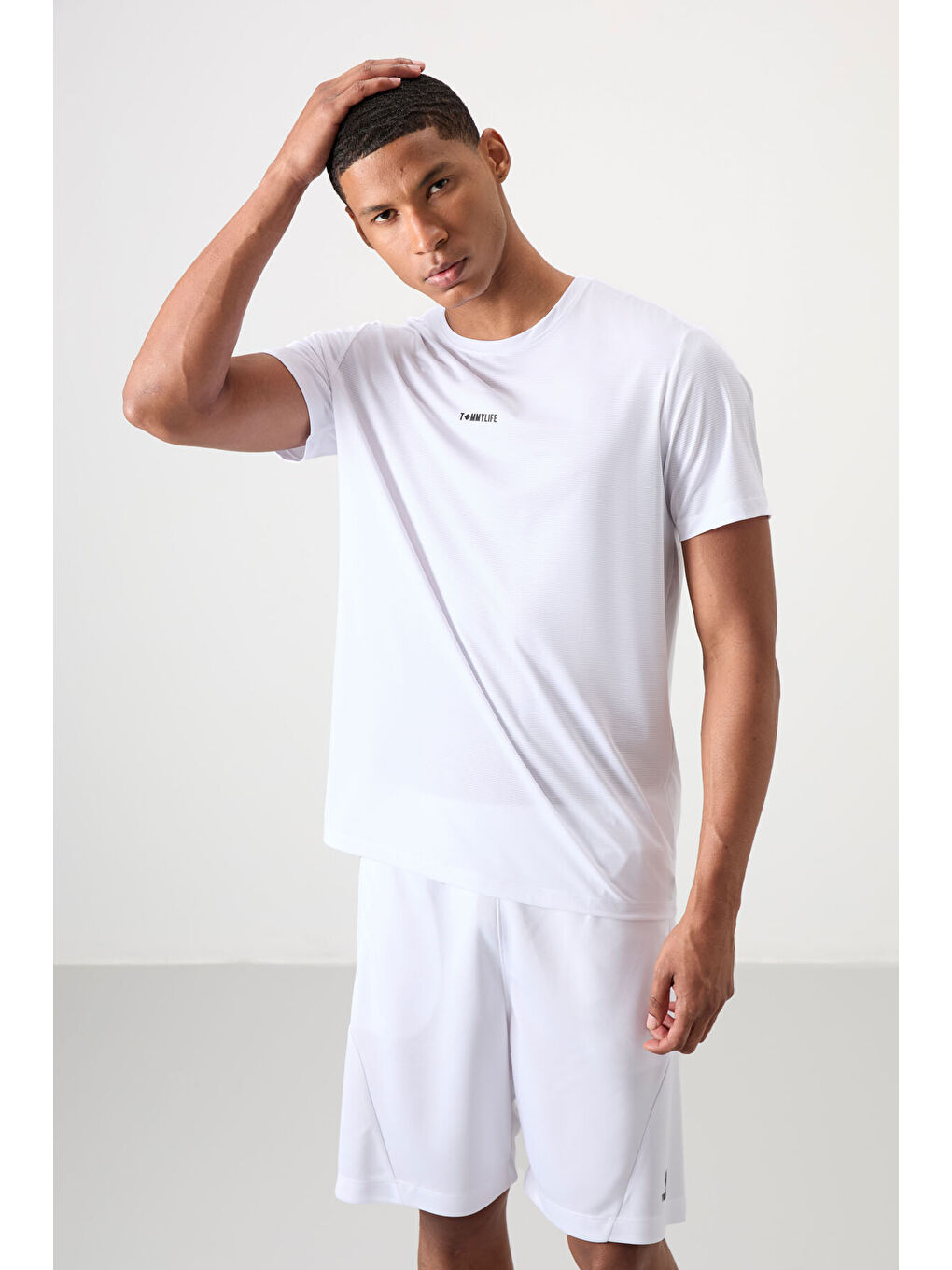 Beyaz Polyester Nefes Alan Dokulu İnce Esnek Standart Fit Erkek Performans Tişört - 88384-4