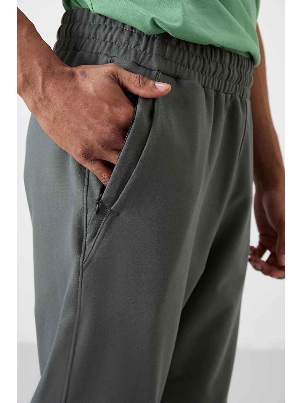 Haki Pamuk Yumuşak Dokulu Standart Fit Nakışlı  Eşofman Alt - 82133-1