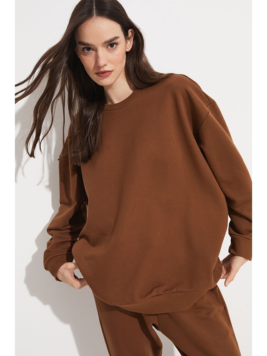 June Kahverengi Kadın Pamuk Karışımlı Oversize/Geniş Kalıp Bisiklet Yaka Basic Örme Sweatshirt - 2