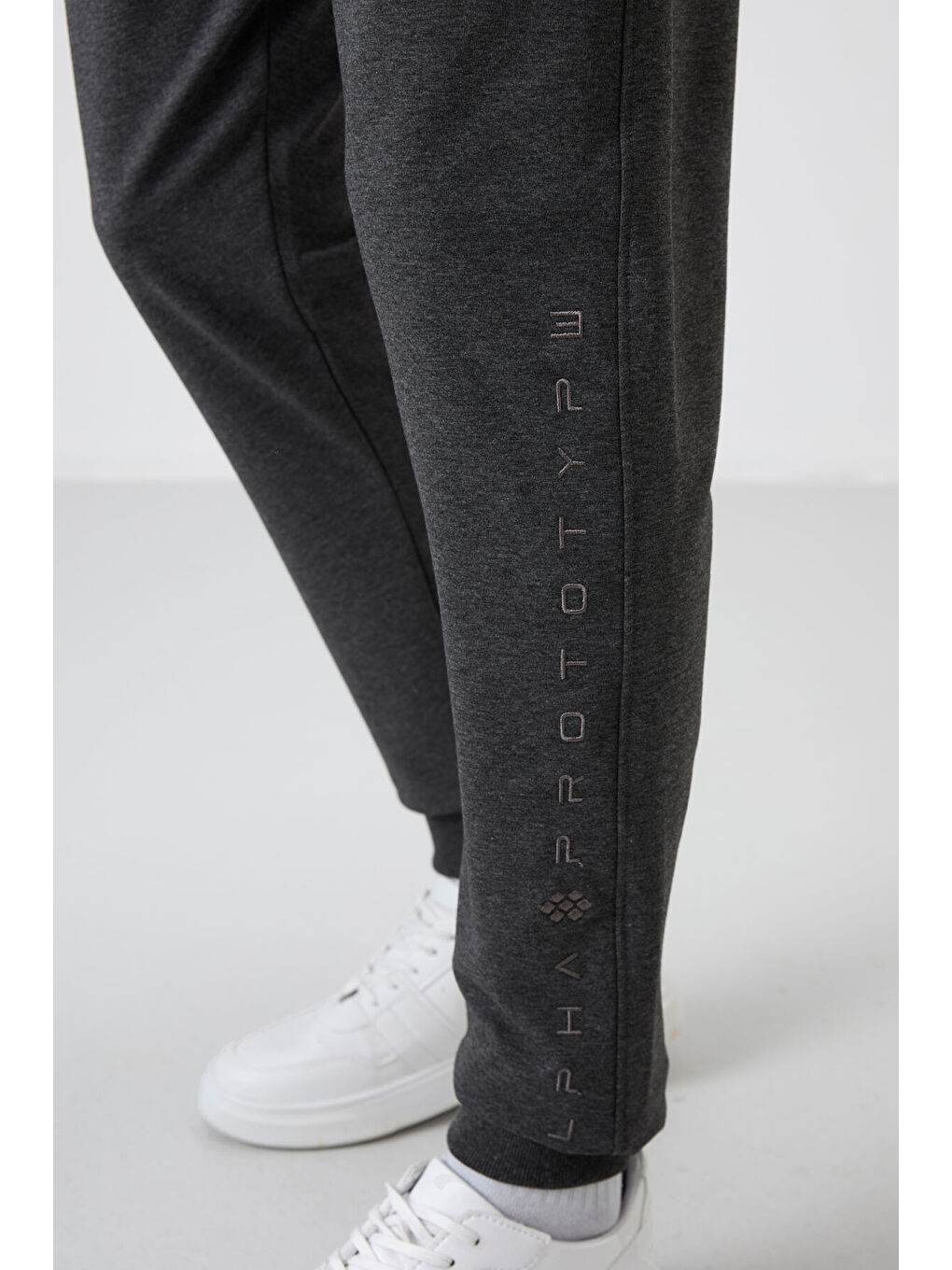 Antrasit Melanj Pamuk Yumuşak Dokulu Standart Fit Nakışlı  Eşofman Alt - 82133-4