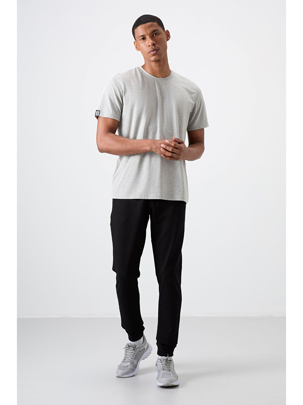 Siyah Pamuk Yumuşak Dokulu Standart Fit Nakışlı  Eşofman Alt - 82133-1