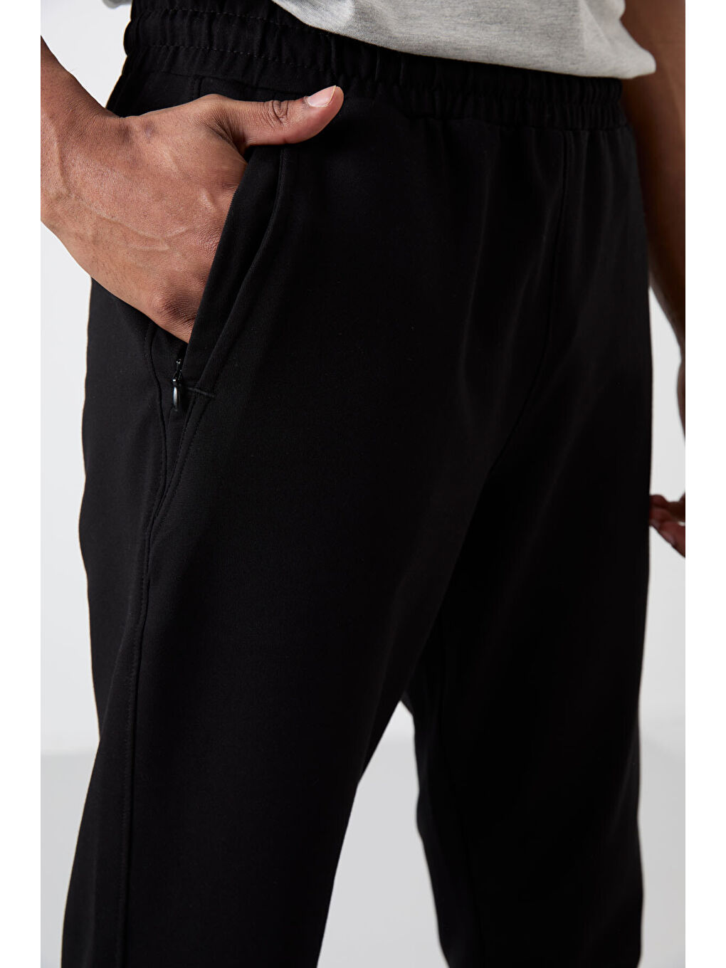 Siyah Pamuk Yumuşak Dokulu Standart Fit Nakışlı  Eşofman Alt - 82133-2