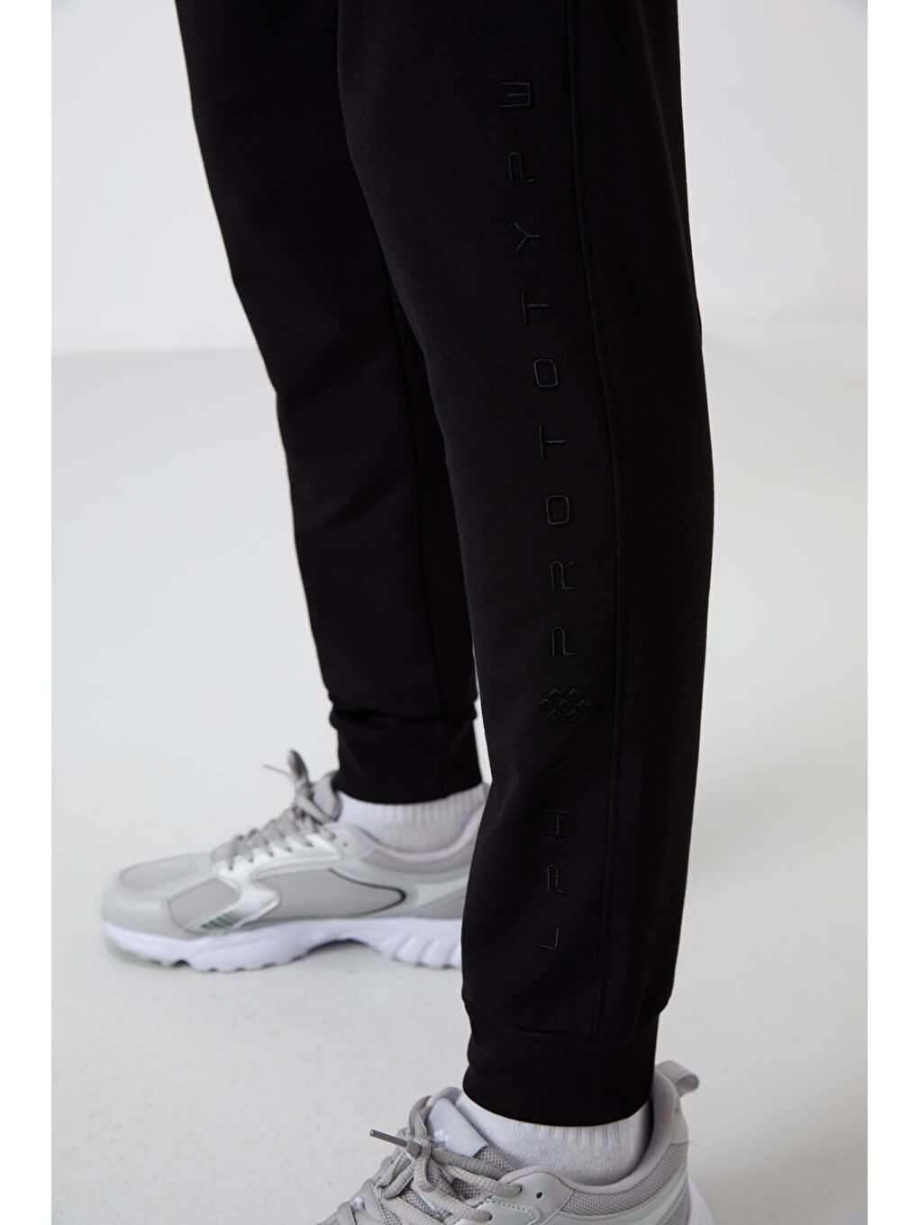 Siyah Pamuk Yumuşak Dokulu Standart Fit Nakışlı  Eşofman Alt - 82133-3