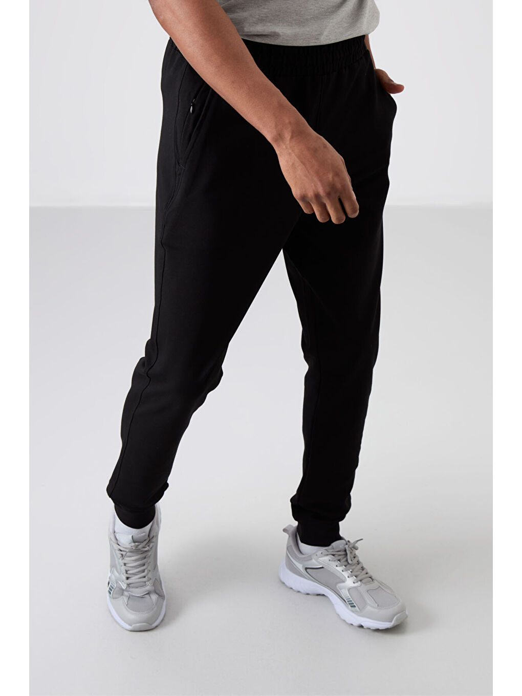 Siyah Pamuk Yumuşak Dokulu Standart Fit Nakışlı  Eşofman Alt - 82133-4