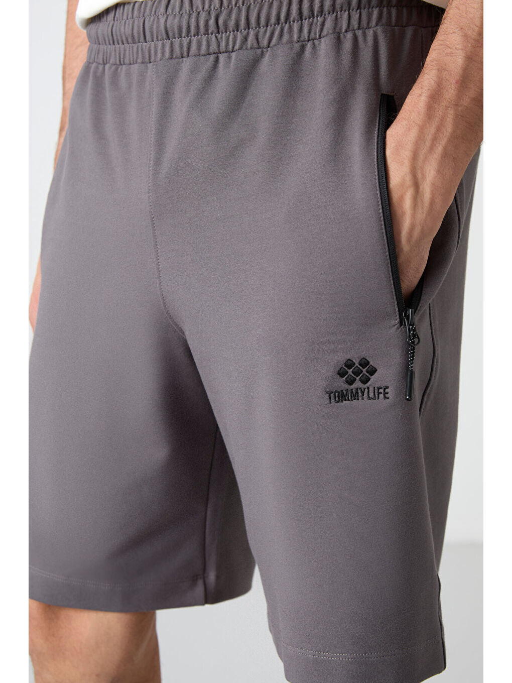 Koyu Gri Gizli Fermuar Arka Cepli Bağcıklı Standart Kalıp Erkek Şort - 81136-3