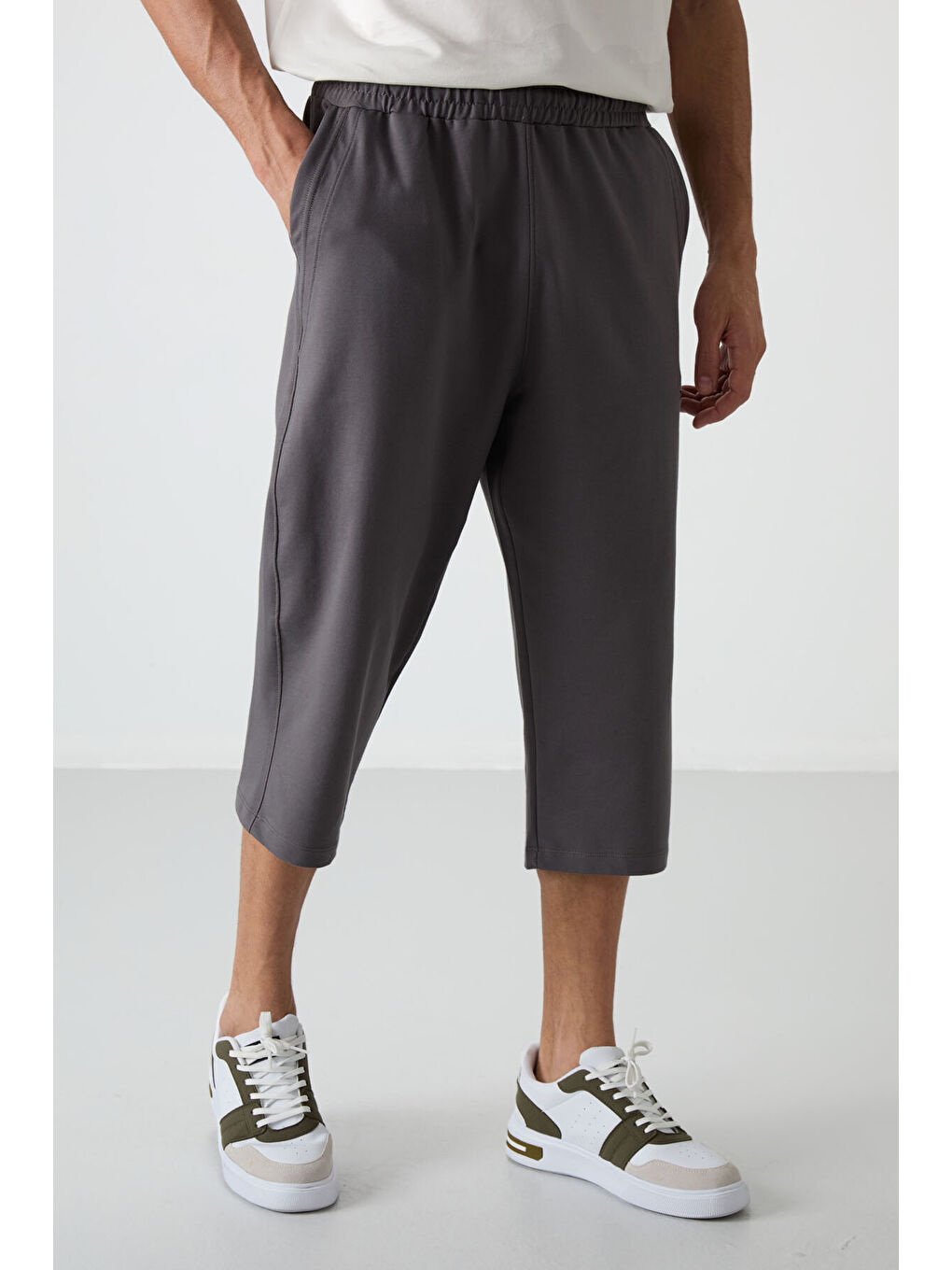 Koyu Gri Pamuklu Yumuşak Dokulu Standart Fit Nakışlı Erkek Kapri - 83102-3