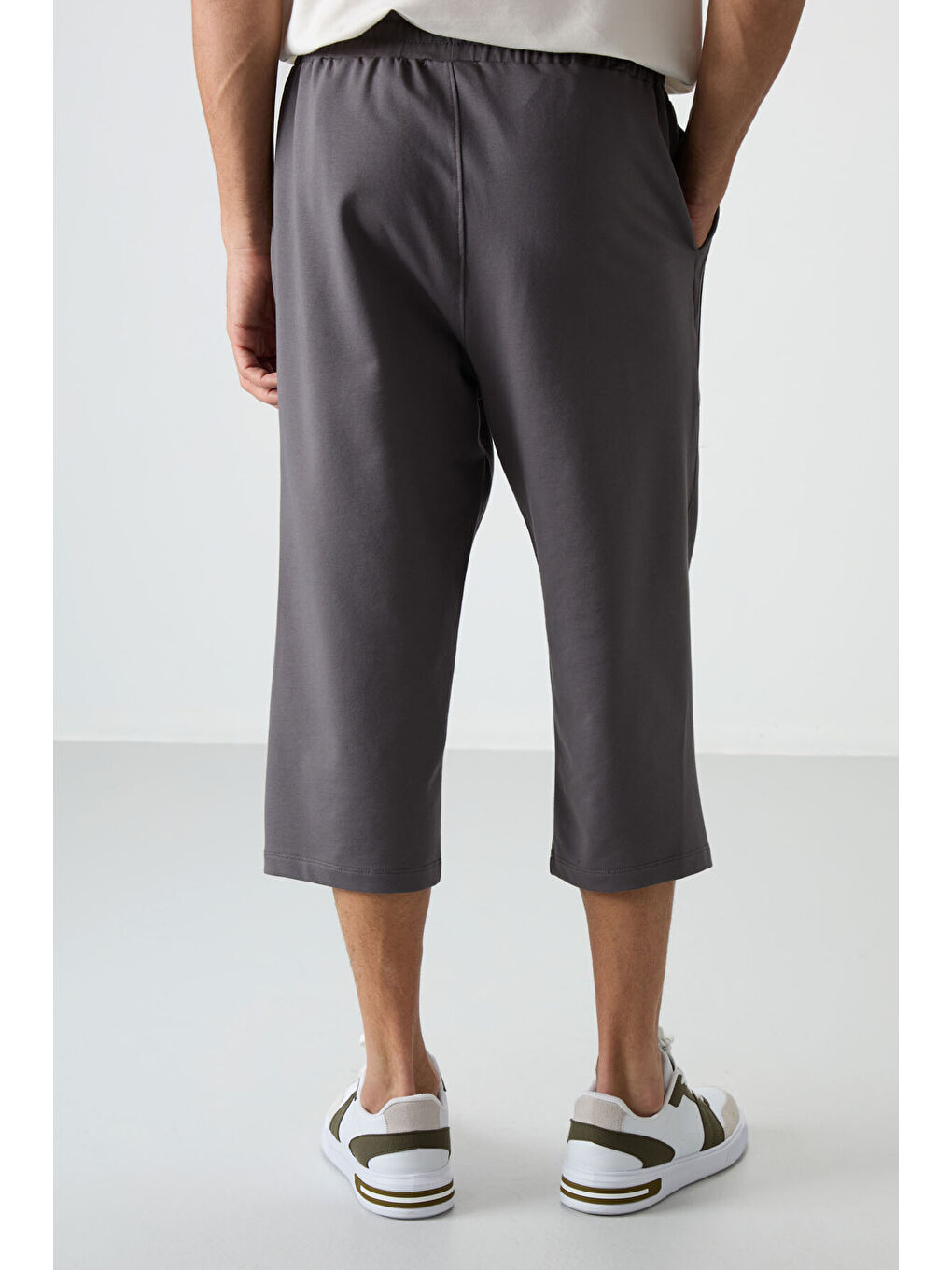 Koyu Gri Pamuklu Yumuşak Dokulu Standart Fit Nakışlı Erkek Kapri - 83102-4